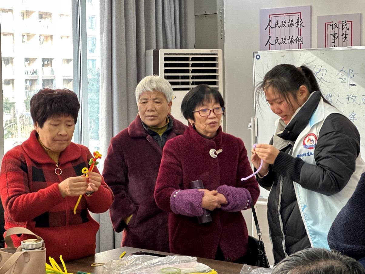 手留余香 帮助别人自己也会快乐的日常场景
