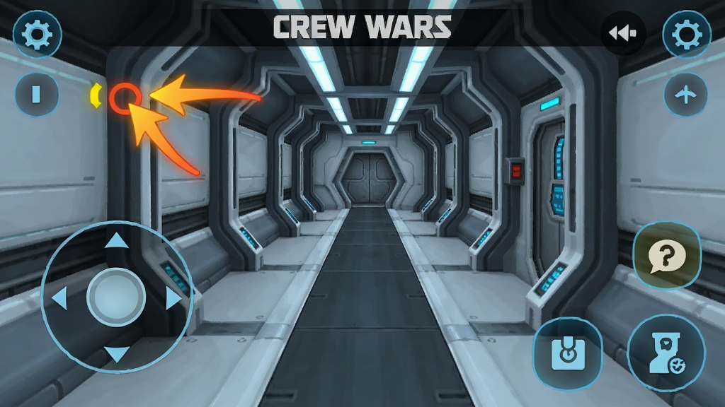 Crew Wars手机端操作界面截图,展示虚拟摇杆和任务按钮布局,画面中有箭头标注设置入口位置,背景为游戏内飞船走廊,风格简洁明了,画质清晰