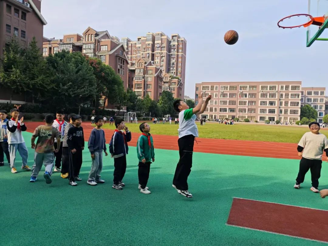 阳光体育大课间安全有序活动场景