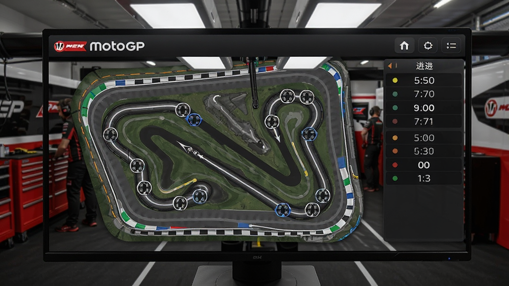 画面展示MotoGP车队经理模拟国际服安装器的比赛策略界面,屏幕中央是赛道俯视图,弯道处标注轮胎策略图标,右侧是进站倒计时面板,背景是车队维修区P房,风格写实竞技,细节清晰,画质干净,无多余元素