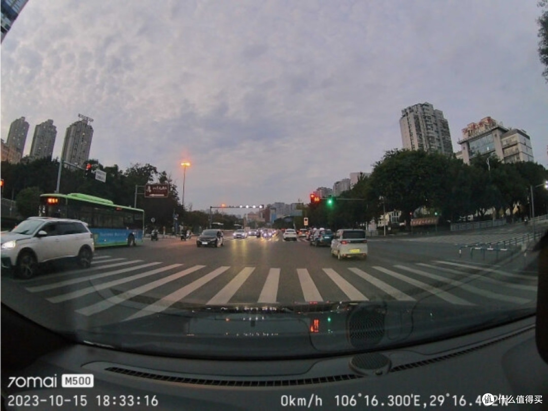 Miracle行车记录仪夜间行车画面 城市道路实测截图 广角覆盖效果