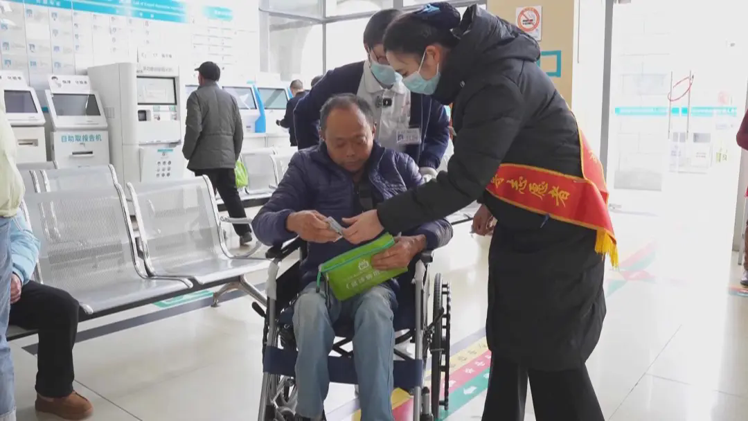 晓棉袄陪诊服务中陪诊师搀扶老人走出医院大厅的温馨画面