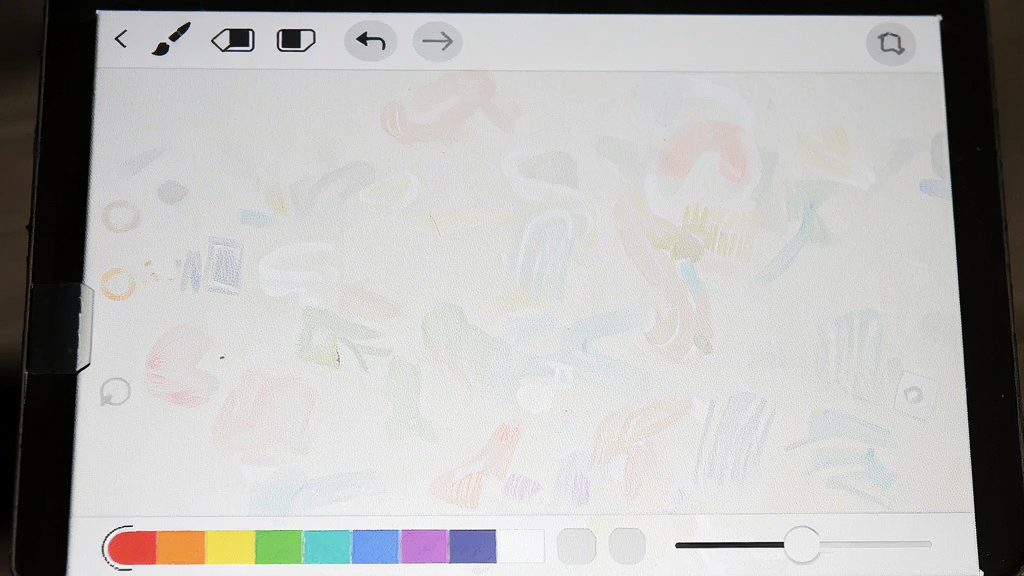 画板painting极简绘画界面特写,白色画布占据屏幕大部分区域,顶部工具栏包含画笔、橡皮、撤销、重做图标,底部显示颜色选择条和笔触粗细滑块,界面清爽无广告,扁平化UI风格,浅色主题,画质清晰,无多余装饰元素