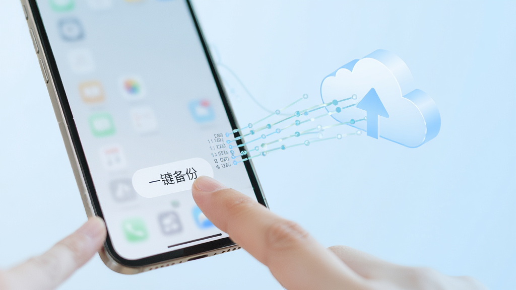 一只手指轻触手机屏幕上的“一键备份”按钮,背景为浅蓝色渐变,主体为手机和手指,布局左侧,排版留白充足,风格简约清新,细节有数据流线条连接云端图标,画质清晰,干净,无多余元素