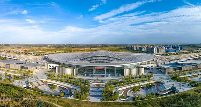 雄安站高铁通车实景图