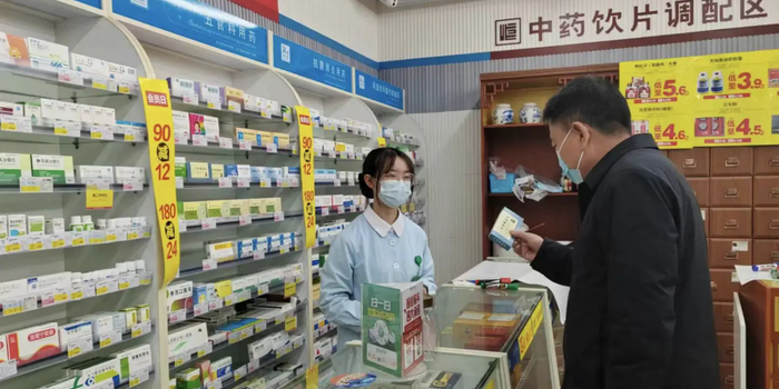 创美e药线下连锁药店购买 药品包装批号检查 店员咨询场景