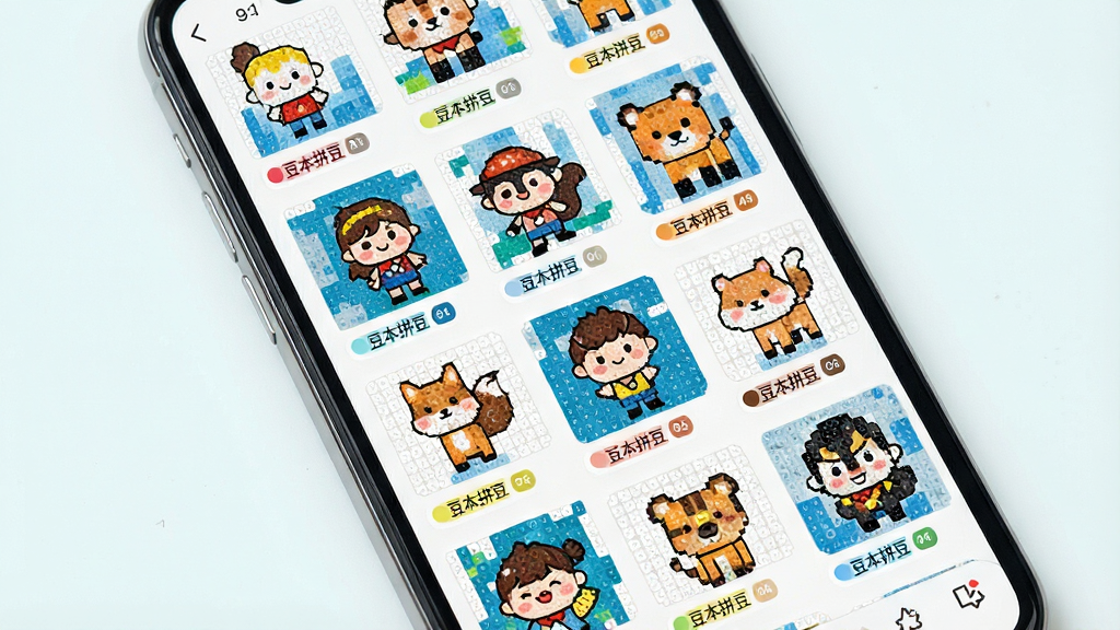 一张展示豆本拼豆软件图纸库界面的图片,画面主体是手机屏幕中排列整齐的拼豆图纸缩略图,包含卡通角色和动物图案,布局为网格状排列,排版清晰有序,风格为明亮清新的UI展示风,细节处可见每张图纸下方的色号标签,画质高清干净,图片中带有“豆本拼豆”字样