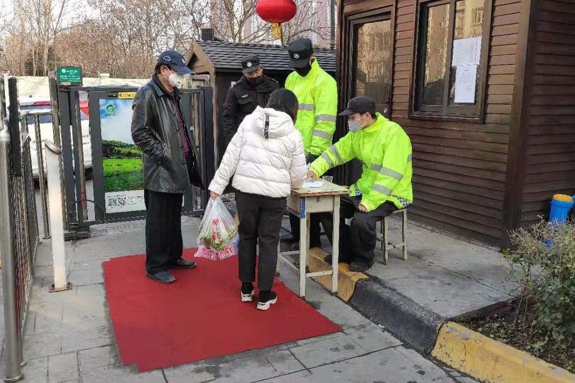 保安来了小区门口真实场景实拍图