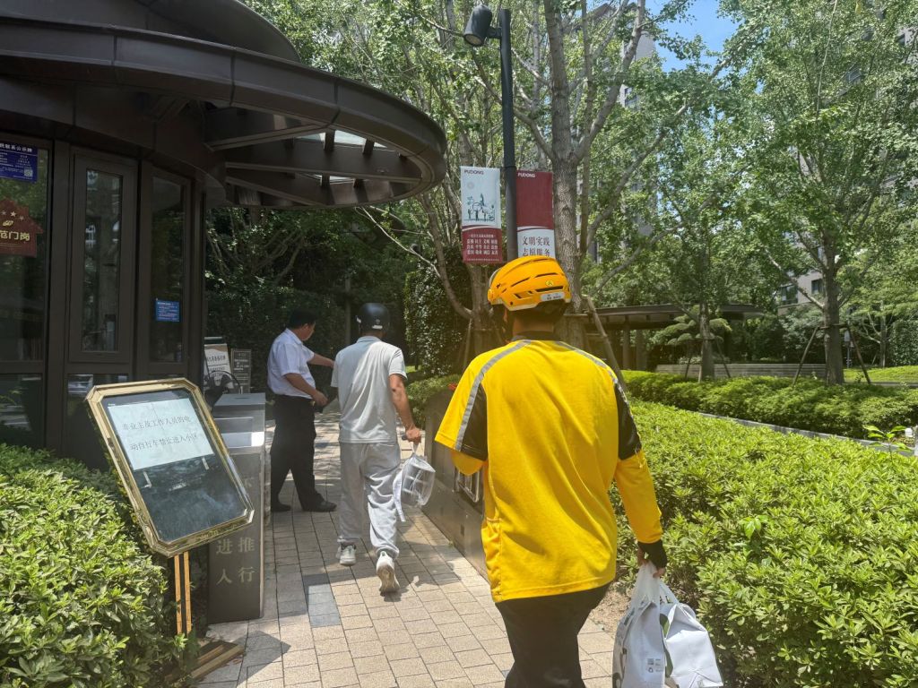 保安来了小区门口外卖快递摆放场景