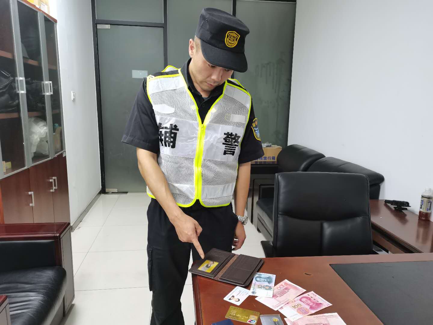 走路现金包交给警察或物业 捡到钱包上交处理