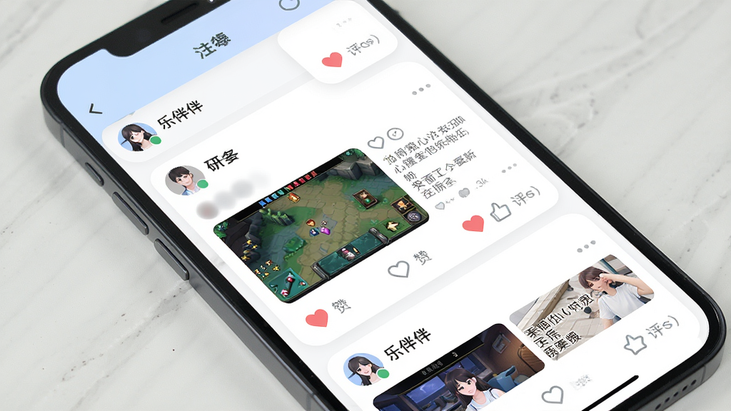 一张展示乐伴伴动态广场界面的场景图,画面主体是手机屏幕内的社交动态流,显示多条用户发布的图文动态,包含游戏截图、文字心情和点赞评论按钮,布局为瀑布流卡片式,风格为清新社交风,细节包括圆角卡片、柔和配色、头像和昵称展示,画质高清,干净,无多余元素