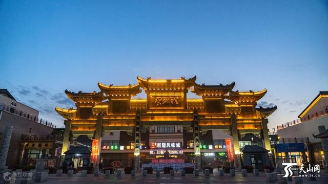 阜康好地方碧琳城文旅小镇夜景与梧桐沟胡杨林