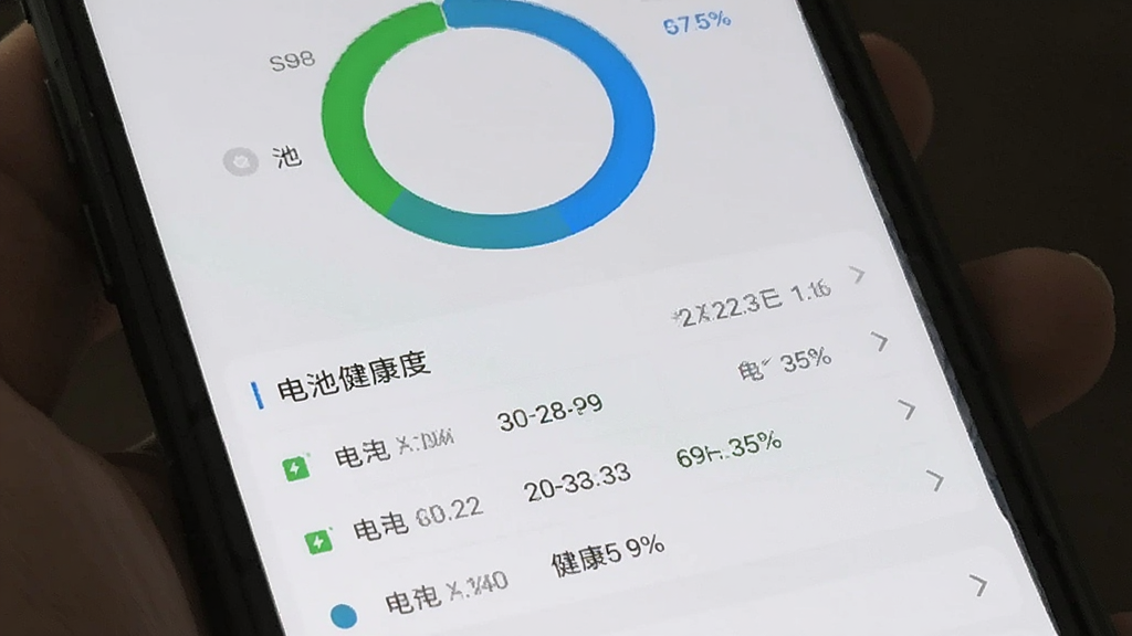 手机界面显示电池管理页面,有换电记录列表和电池健康度环形图;背景为浅灰色;布局为上下结构,上方环形图,下方列表;风格为清新浅色风,色调白绿蓝;细节包括电池编号、时间戳、健康百分比;画质干净,无多余元素