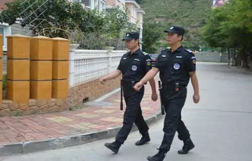 管家物业安保巡逻 小区安全守护场景