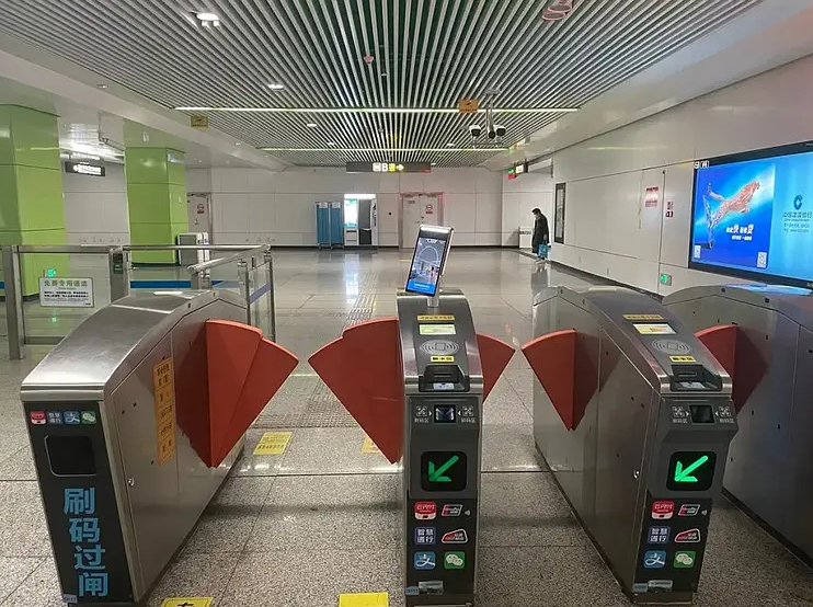 地铁乘车出现通勤卡顿 闸机口人工通道处理配图