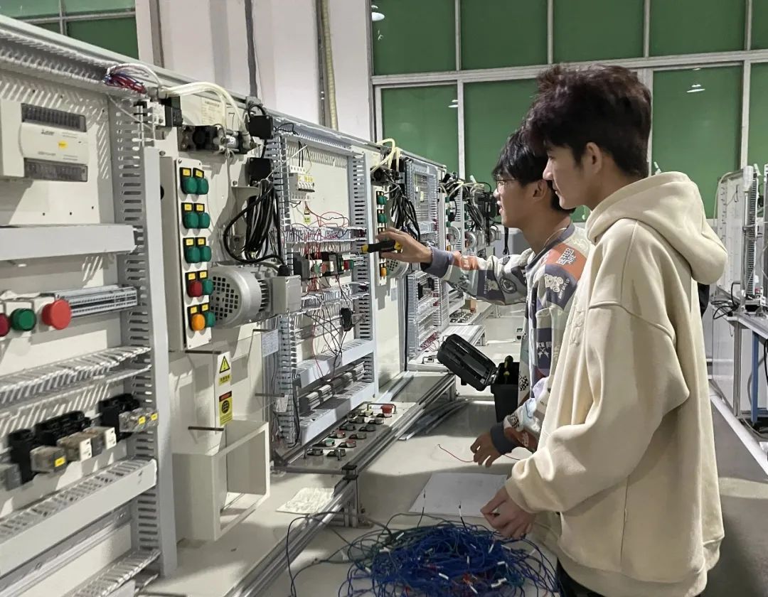 妙视力视觉训练 儿童视力改善训练场景 家长陪孩子做视觉训练实拍图