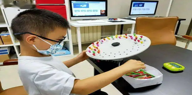 妙视力视觉训练 家长交流视力训练效果 视觉训练机构咨询场景图