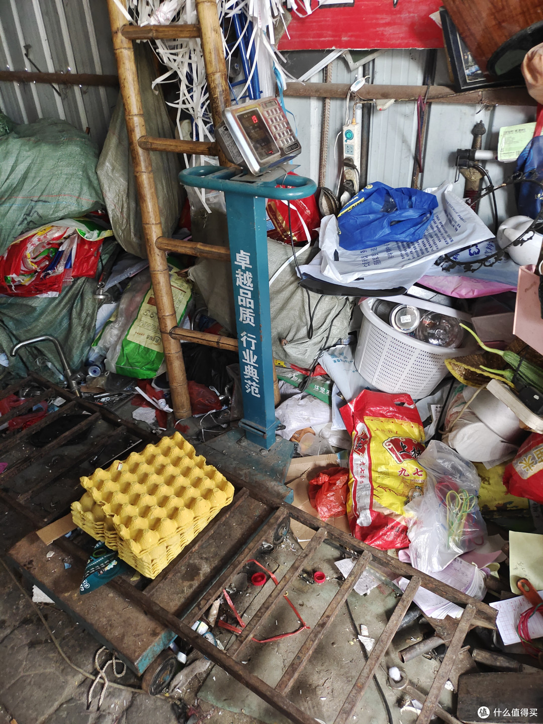 废品宝回收师傅上门称重结算实拍场景
