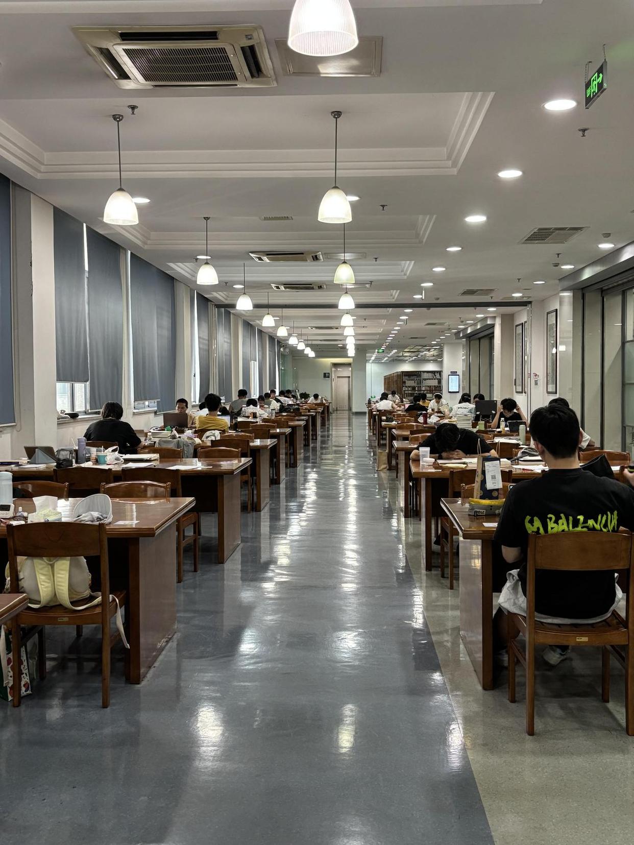 考搭子 图书馆自习室找研友互相占座学习场景图