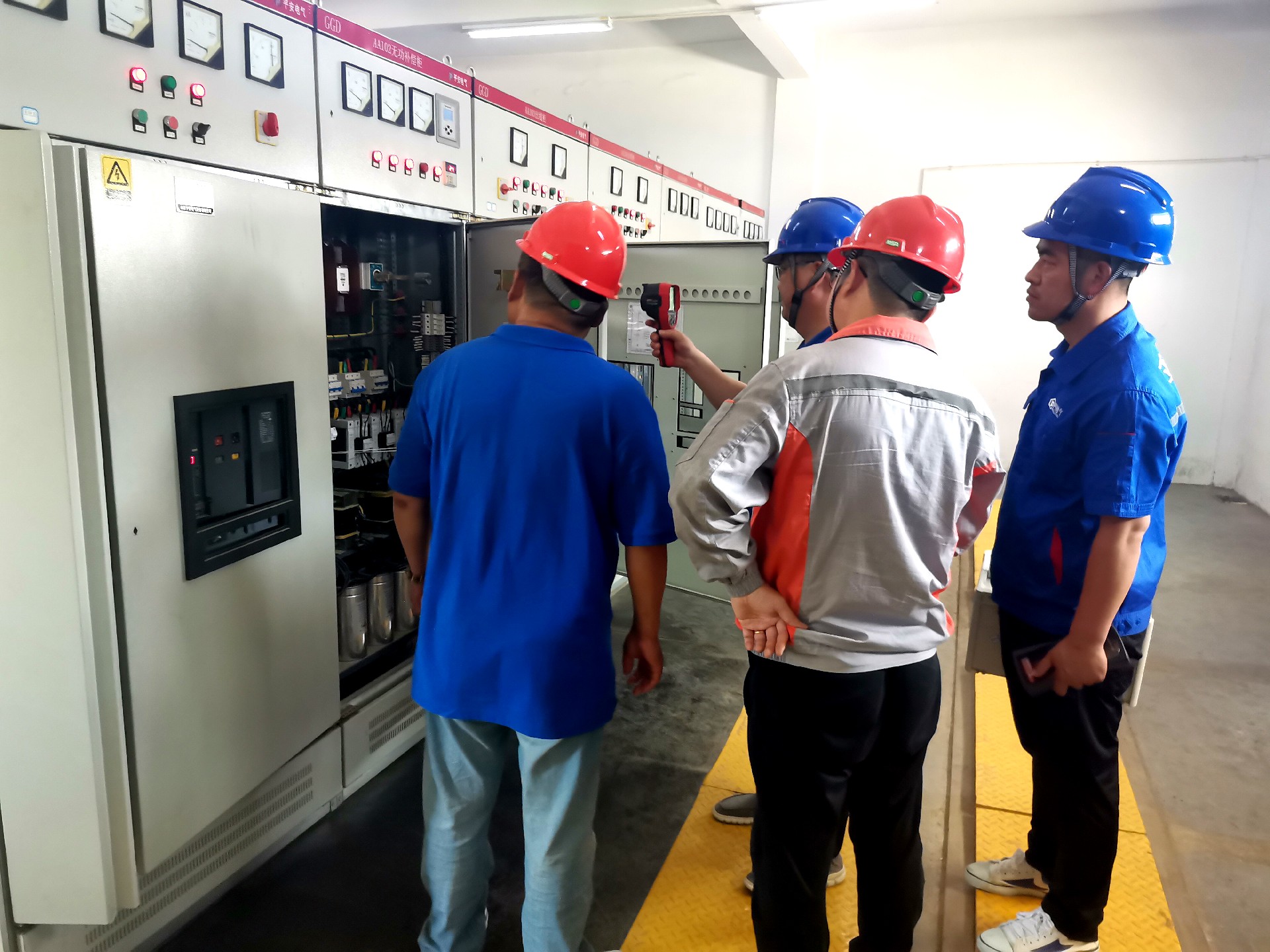 天泰电力电力工程服务团队与用电安全方案沟通