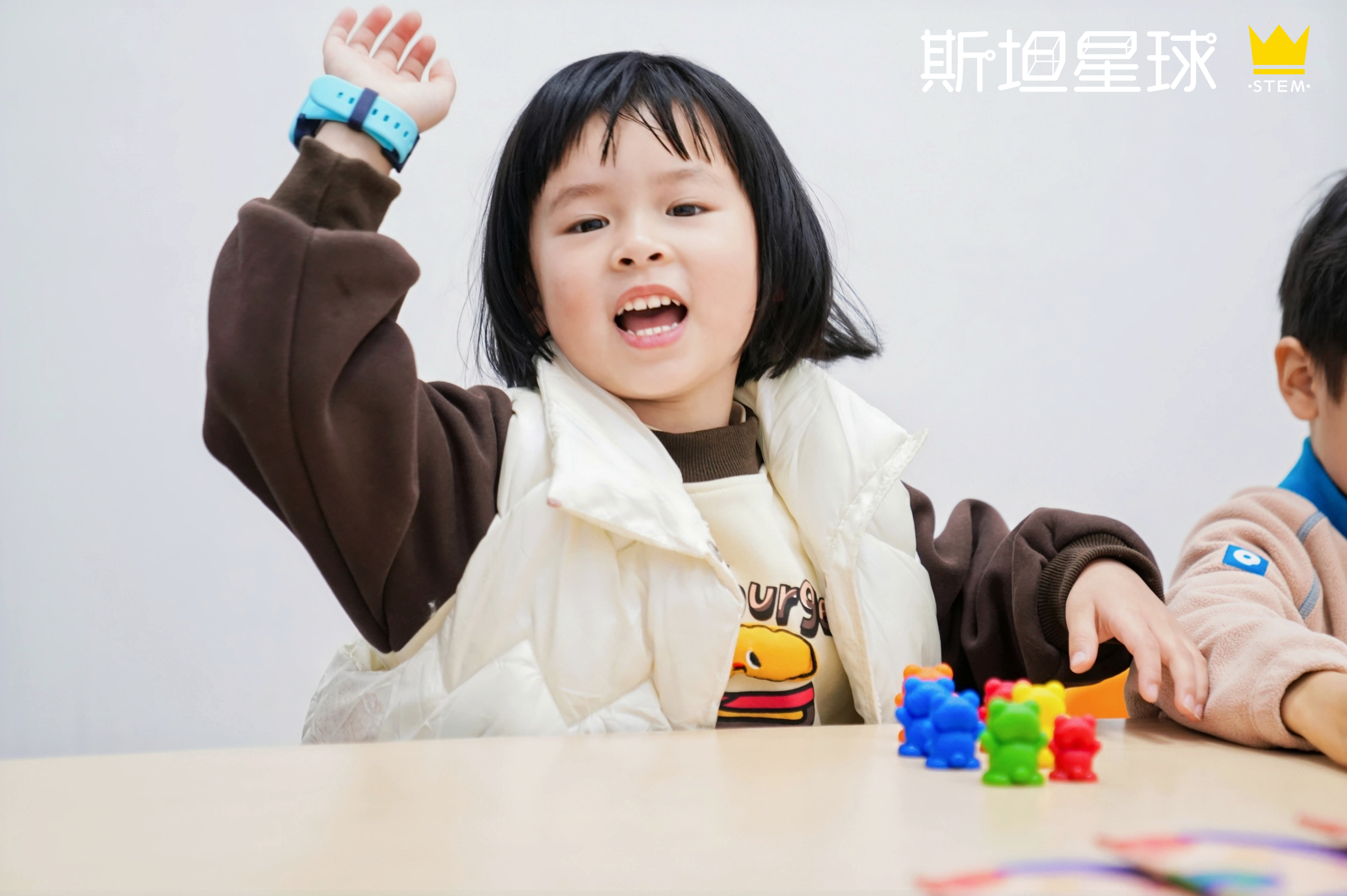 爱启思维星儿童逻辑思维启蒙课程界面与孩子练习场景