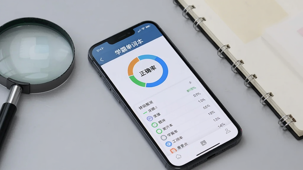 画面中一部手机横置,屏幕上显示
