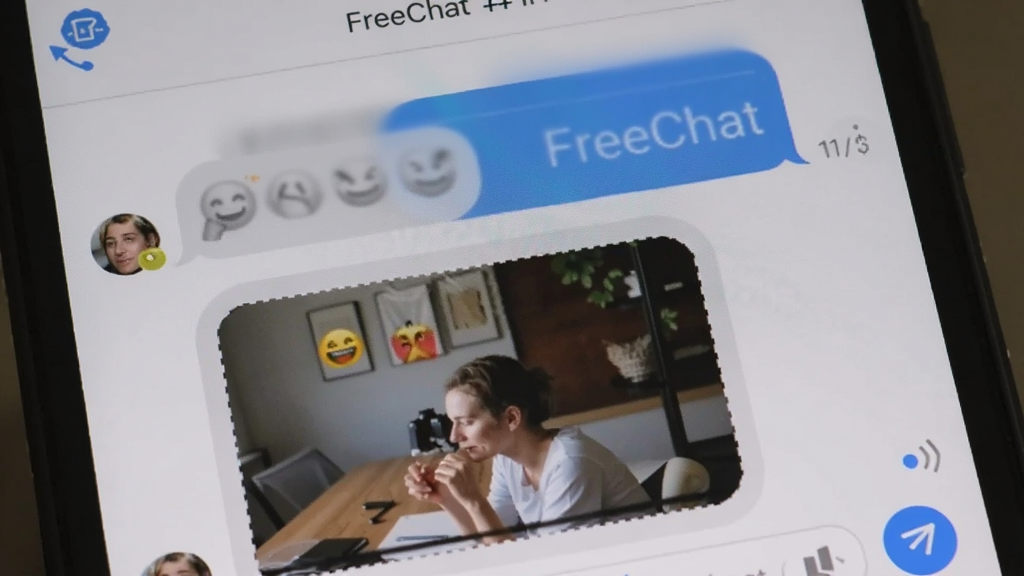 �ֻ����������д����Ļ����ʾFreeChat�ĶԻ����ڣ������������ݡ�������ź�һ��ͼƬ��Ϣ���Ҳ��з���״̬Сͼ�꣬������ɫ��ǳ�Һ���ɫ��׺�����ֹ�������������񣬻�������������Ԫ��