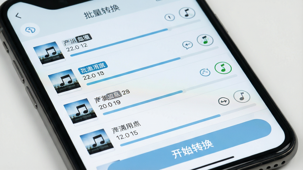 一张展示金舟MP3转换器批量转换界面的图片,画面为手机屏幕特写,屏幕内显示多个音频文件列表,每个文件旁有格式标签与转换状态图标,顶部显示“批量转换”字样,底部有开始转换按钮,布局为纵向列表式,风格为清爽浅色UI风,细节包含文件大小信息与进度条,画质高清,干净,无多余元素
