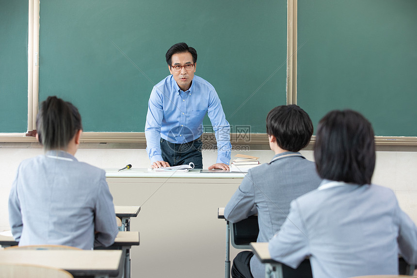 嗨优才课程内容与老师授课场景 学员上课实拍配图