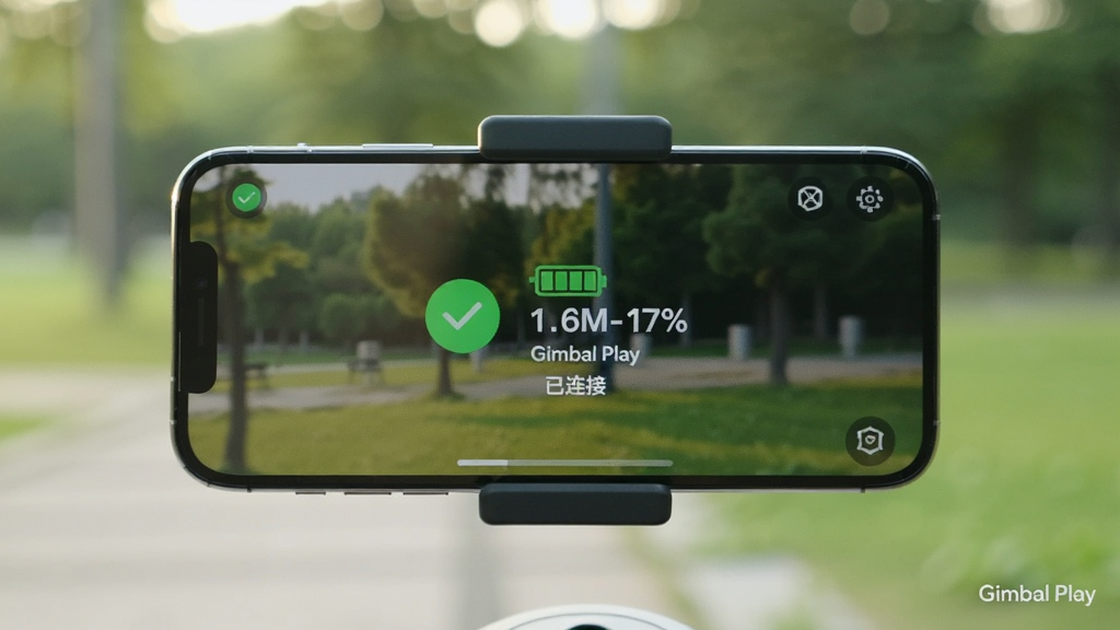 一部手机横屏固定在云台上,屏幕显示 Gimbal Play 的设备连接成功页面,页面中有绿色对勾图标、电量百分比和“已连接”字样,背景为户外公园的虚化绿植,阳光柔和,风格为清新写实摄影,画面干净,画质细腻,手机屏幕文字清晰可辨,图片角落以细小灰色字体标注 “Gimbal Play”