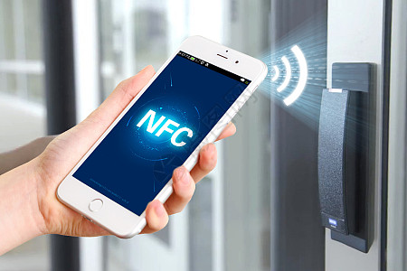 NFC开门手机贴门禁读卡器使用场景图