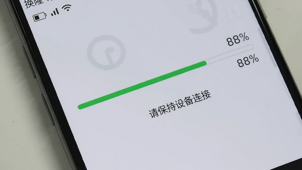手机屏幕显示荣耀换机克隆传输进度条达到百分之八十,界面下方有“请保持设备连接”的提示文字,背景为浅灰色简洁页面,风格实用工具类界面,布局突出进度条与提示信息,细节包含电量图标与WiFi信号标识,画质清晰干净