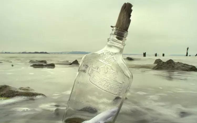 遇见漂流瓶 海边捡到玻璃瓶的真实故事配图