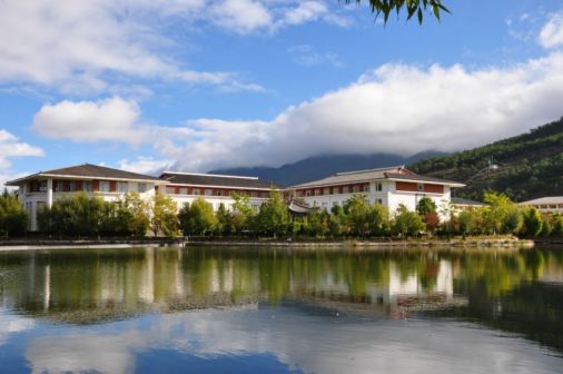 丽江旅院图书馆建筑与校园小路实拍