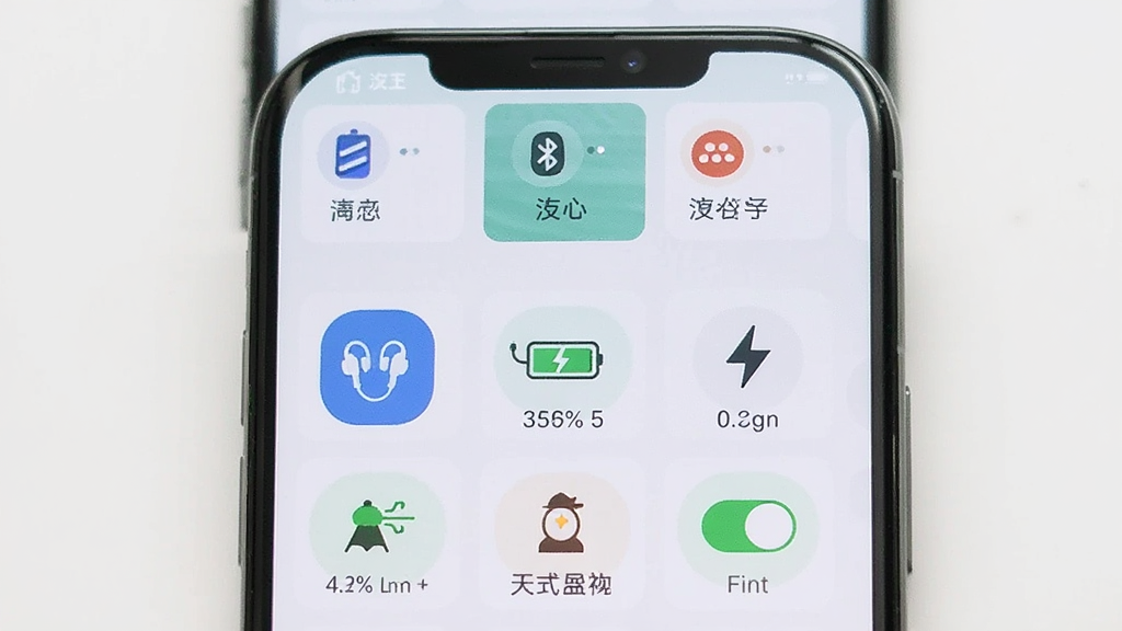 主体是一部智能手机屏幕显示心软件主界面,布局为顶部设备卡片列表下方功能图标网格,排版居中对称,风格为清新浅色扁平化UI设计,细节包含蓝牙耳机图标、充电宝电量百分比、灭蚊灯开关状态,画质清晰干净无多余元素