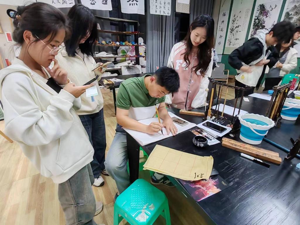 青禾时文 写作素材整理与使用场景配图