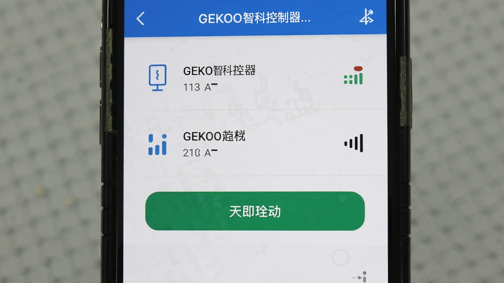 GEKOO智科控制器蓝牙配对界面截图,主体为手机界面显示设备扫描列表,布局居中,排版整齐,风格简洁直观,细节包括设备名称、信号强度图标、连接按钮,画质清晰,干净无多余元素