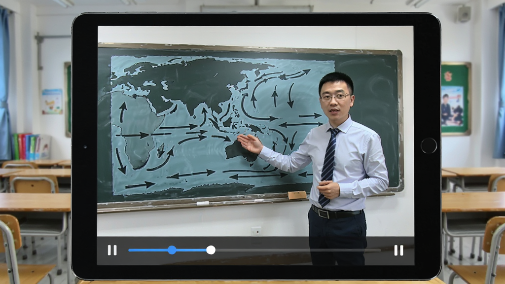 一个平板电脑播放高考地理通微课视频,画面中老师站在黑板前讲解洋流分布图,黑板上有手绘的洋流箭头,屏幕下方有进度条和暂停按钮,背景为教室,画质清晰,无多余元素