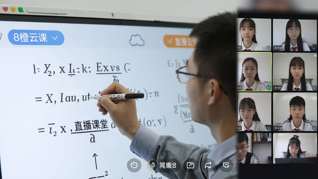 一张特写图片,展示“8橙云课”直播课堂中教师正在电子白板上书写公式,学生头像视频窗口排列在屏幕右侧,画面明亮,界面元素清晰标注,风格写实,画质干净,无多余元素