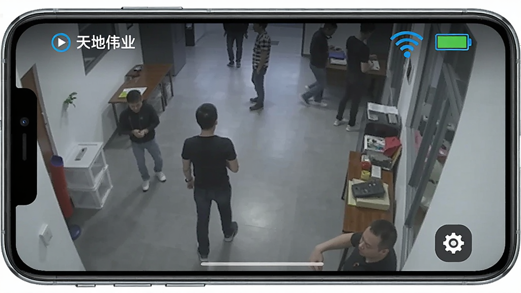 主体为一部手机正在播放天地伟业监控画面,旁边有Wi-Fi信号图标和电池电量图标,布局为手机横屏展示,风格写实,细节包括画面中的清晰人影和右下角的设置齿轮按钮,画质高清,干净,无多余元素