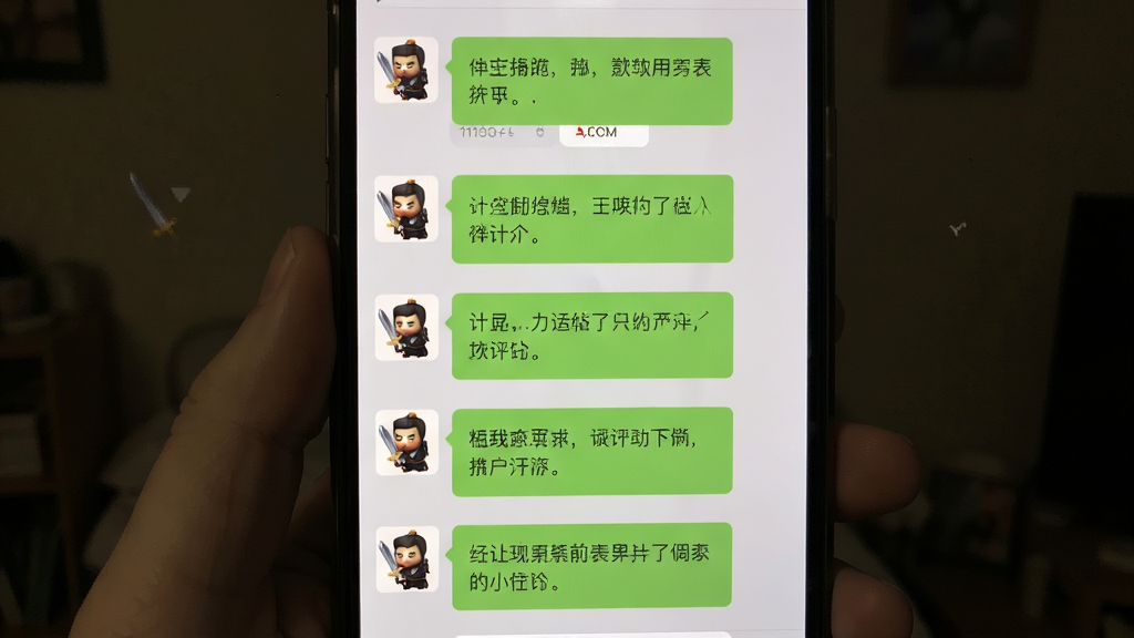 主体:持剑系列表情包在手机微信聊天界面中的使用场景,屏幕中显示多个持剑表情的聊天记录,布局:手机屏幕居中,表情气泡错落有致,排版:上下排列,每个表情配有简短对话文字,风格:写实UI界面加Q版表情,细节:表情包边缘有白色气泡框,画质:清晰,干净,无多余元素