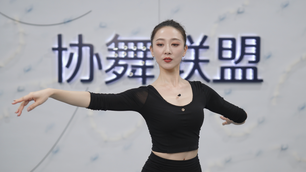 画面主体为舞蹈老师正在直播间内教学,背景有“协舞联盟”品牌标识。布局采用中心构图,老师动作优美,表情专注。风格为真实场景拍摄感,灯光柔和。细节包括高清画质、流畅动态,画面干净无杂物,突出教学氛围。