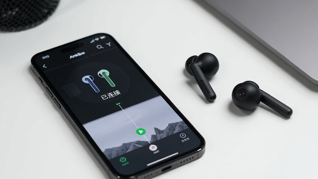 一幅表现安克影音软件连接Soundcore耳机的场景图,画面中一部手机屏幕显示安克影音应用,上面有耳机图标和“已连接”字样,旁边放着一副Soundcore无线耳机,背景为简洁的桌面环境,构图清晰,真实感强,画质高清,干净明亮。