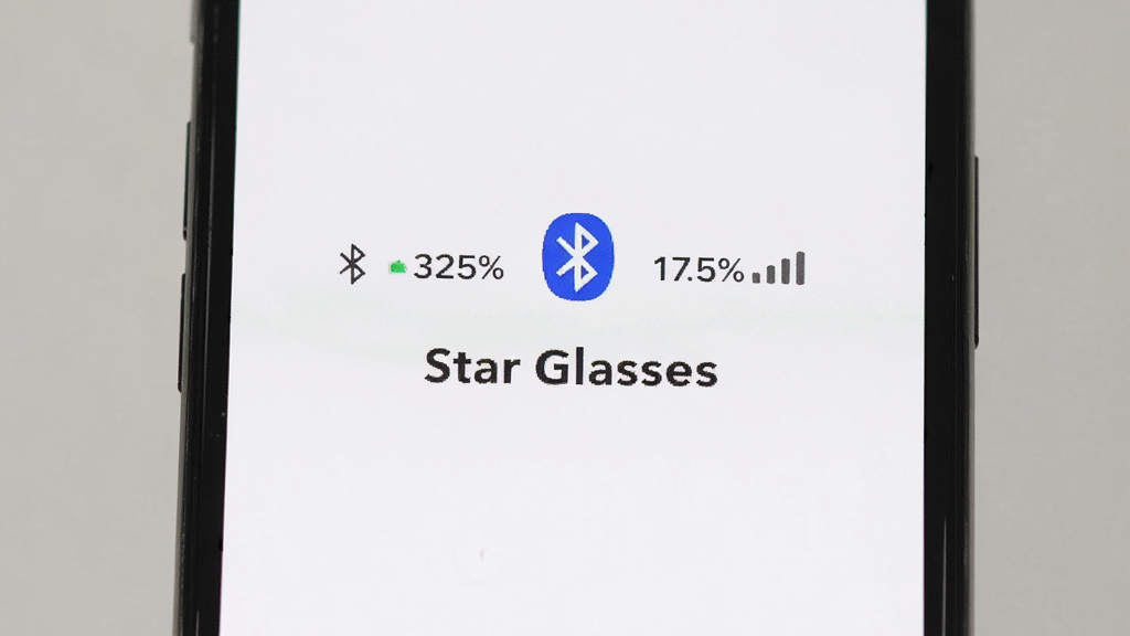 画面主体为手机屏幕特写,界面中显示“Star Glasses”设备已连接状态,布局为居中排版,风格为移动应用UI展示风,细节包含蓝牙图标、电量百分比、信号格与设备名称,背景为纯白,画质清晰,干净,无多余元素