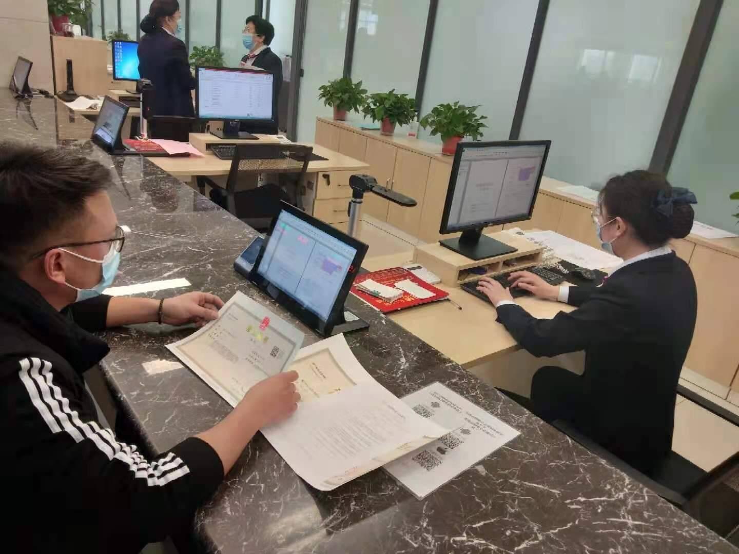 简证办理窗口提交材料 工作人员审核