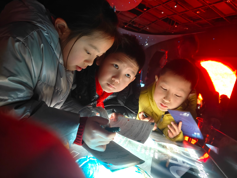 星空思维训练中家长引导孩子观察推理的实拍场景