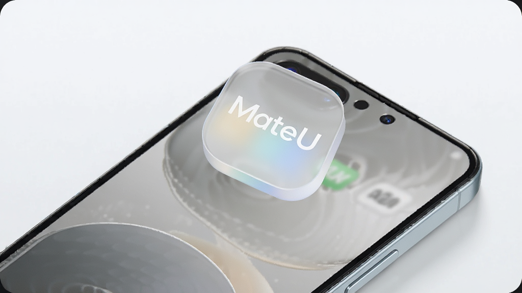 主体为一部手机与一个半透明轻量图标,图标中带有“MateU”字样,布局为手机斜放、图标悬浮在屏幕上方,排版采用对角线构图,风格为清爽极简科技风,细节包含浅色背景、柔和阴影、圆角矩形,画质高清,干净,无多余元素