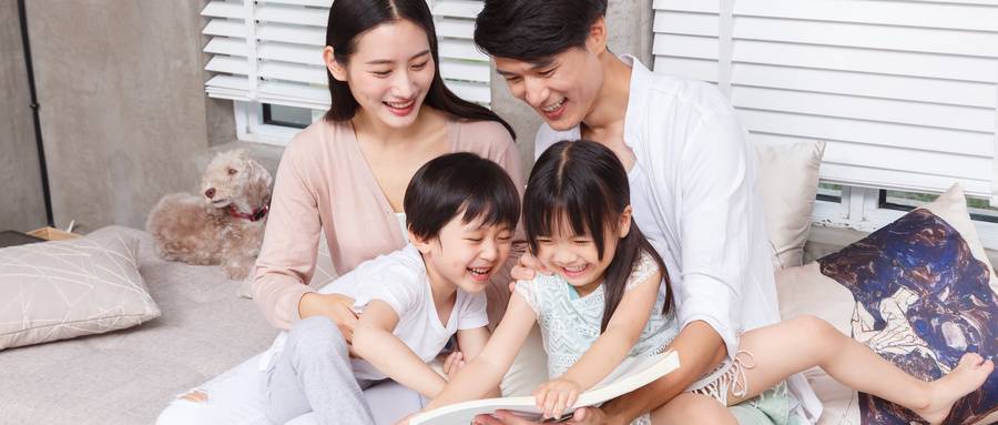 齐家之学 家庭幸福必修课 一家人在一起沟通的温馨场景