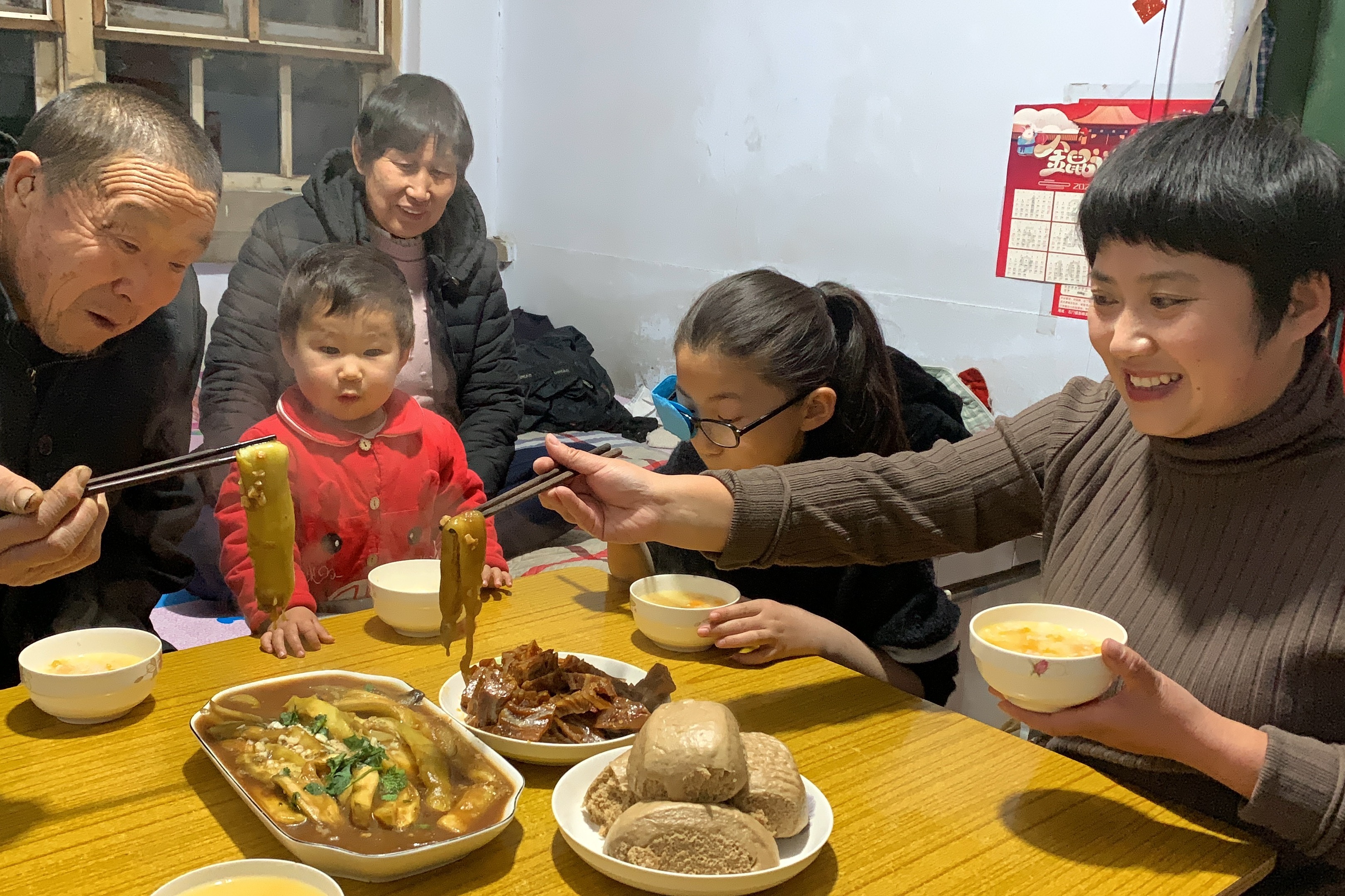 齐家之学 一家人围坐吃饭 有说有笑的家庭氛围