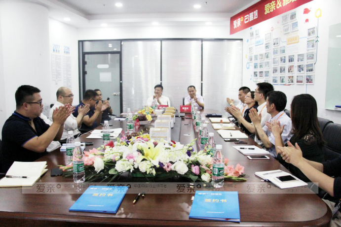 爱亲加盟商签约考察和门店陈列照片